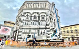 Una piattaforma Multitel Pagliero di Pratonoleggi in piazza duomo a Firenze